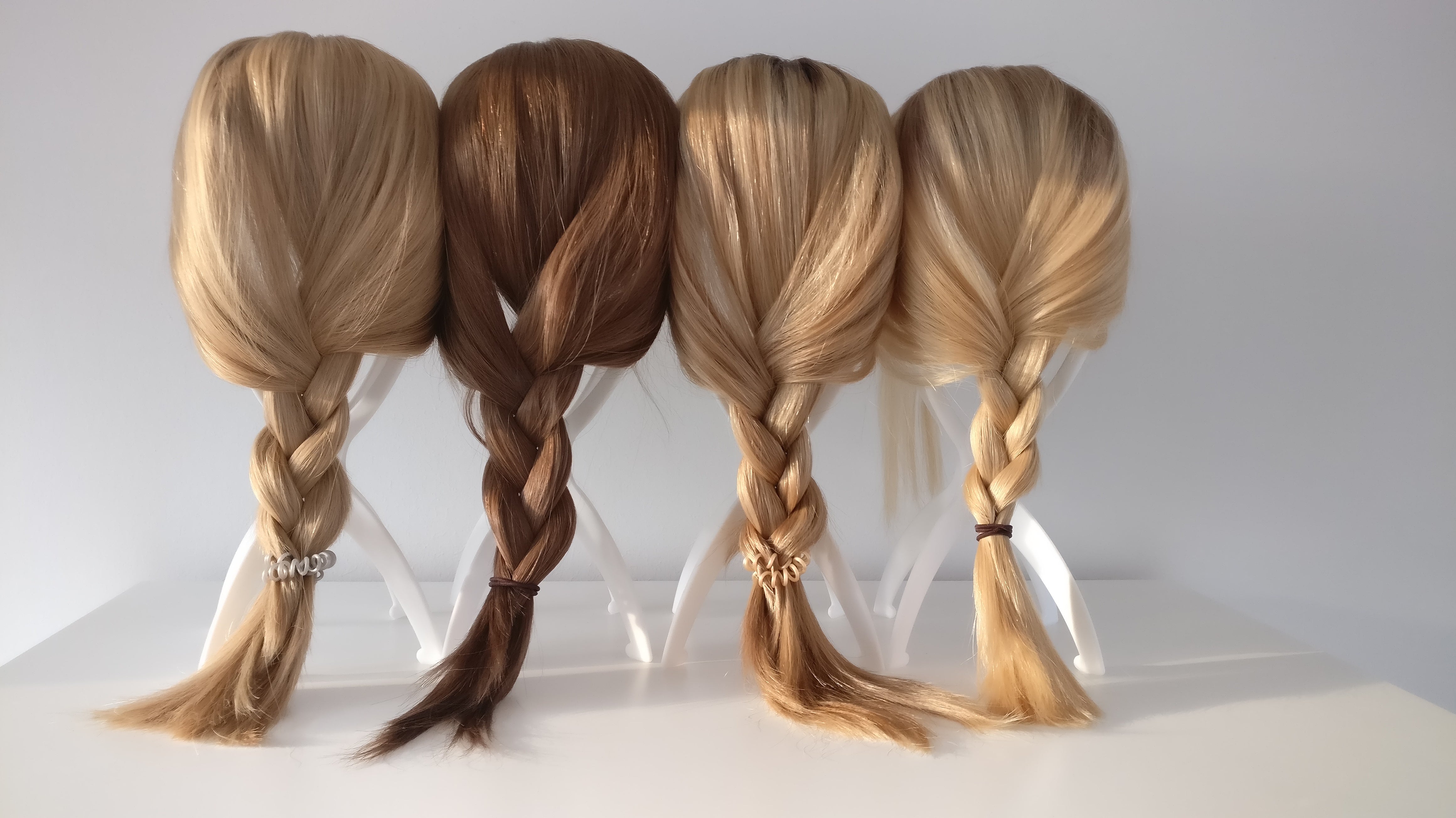 Haarteile auf Perückenständern